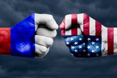 RUSSIA, ABD 'ye karşı çatışma, din çatışması. Rusya ve ABD bayrakları boyalı erkek yumrukları.