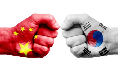 Çin, Kore 'ye karşı Güney Yüzleşmesi, Dini Çatışma. Çin ve Güney Kore 'nin boyanmış bayraklı erkek yumrukları.