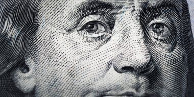 Yüz dolar ve portre Benjamin Franklin ABD para banknot üzerinde
