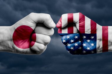 Japonlara karşı ABD yüzleşmesi, dini çatışmalar. Japon ve Amerikan bayraklı erkek yumrukları. Koyu bulutlar