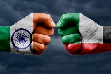 INDIA 'ya karşı BAE çatışması, din çatışması. Kızılderili ve BAE 'nin boyanmış bayraklarıyla erkek yumrukları. Koyu bulutlar