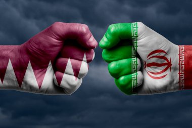 Katar, İranlı çatışmasına karşı, dini çatışma. Katar ve İran bayraklı erkek yumrukları. Koyu bulutlar