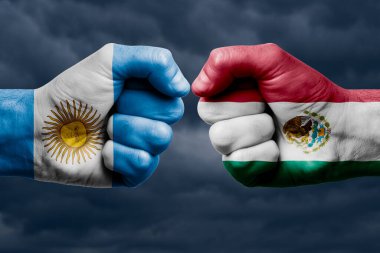 ARJANTINA, MEXICO 'ya karşı mücadele, dini çatışma. ARGENTINA ve MEXICO 'nun boyanmış bayraklarıyla erkek yumrukları. Koyu bulutlar