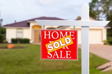 Satılık Emlak işareti önünde güzel bir yeni ev için satılan ev