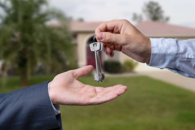 önünde güzel, yeni bir ev ev anahtarları teslim
