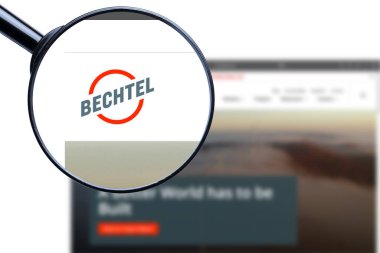 KYIV, UKRAINE - 13 Ocak 2024: Bechtel web sitesinin resimli editörü. Bechtel logosu ekranda görünür