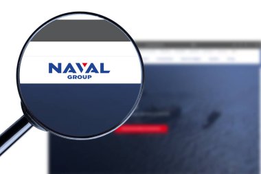 KYIV, UKRAINE - 13 Ocak 2024: Naval Group web sitesinin resimli editörü. Donanma Grubu logosu ekranda görünür