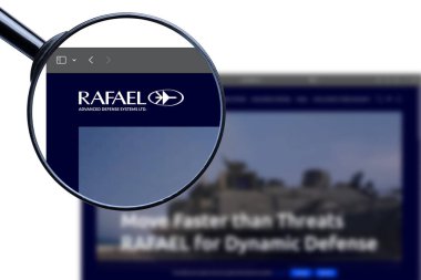 KYIV, UKRAINE - 13 Ocak 2024: Rafael web sitesinin resimli editörü. Rafael logosu ekranda görünür