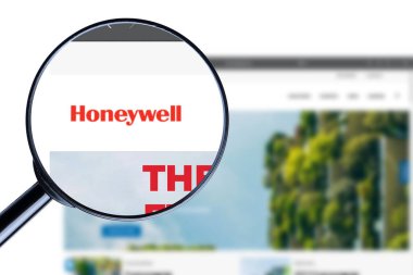 KYIV, UKRAINE - 13 Ocak 2024: Honeywell web sitesinin resimli editörü. Honeywell logosu ekranda görünür