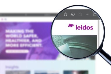 KYIV, UKRAINE - 13 Ocak 2024: Leidos web sitesinin resimli editörü. Leidos logosu ekranda görünür