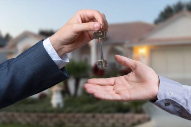 Ev alıcıları ev anahtarlarını alıcılardan alıyor. Evini sat, kirala ve fikir satın al.