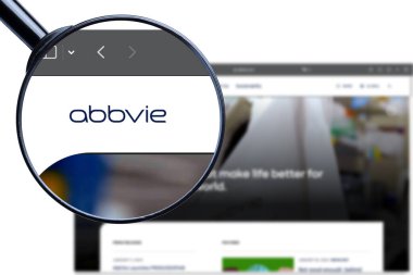 KYIV, UKRAINE - 25 Ocak 2024: AbbVie Inc. web sitesinin resimli editörü. AbbVie logosu ekranda görünür
