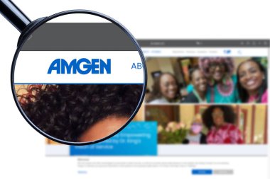 KYIV, UKRAINE - 25 Ocak 2024: Amgen Inc sitesinin ana sayfası. Amgen logosu ekranda görünür.