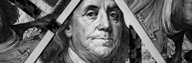 Benjamin Franklin 'in portresi ve 100 dolarlık banknottaki zengin detaylara odaklan..