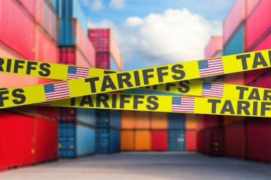 Gümrük vergisi uyarıları gösteren parlak sarı tabela renkli konteynır yığınlarının arasına yerleştirilmiştir. Ayarlar, yoğun bir liman ortamında ticaret yönetmeliklerini vurguluyor.