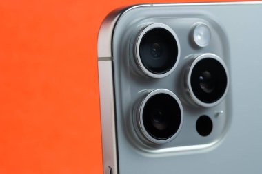 Modern tasarım ve keskin odaklı Apple iPhone 15 Pro Max sunan şık akıllı telefon kamerası..