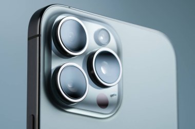 Apple iPhone 15 Pro Max 'in şık üçlü kamerası. Yakın plan, modern teknoloji tasarımı için mükemmel..
