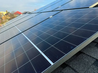 Çatıya kurulmuş çevre dostu güneş panelleri, konut kullanımı ve karbon ayak izini azaltmak için yenilenebilir enerji sağlıyor.