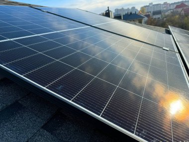 Güneş panelleriyle dolu bir çatısı olan temiz enerji kavramı, eve sürdürülebilir enerji sağlıyor..