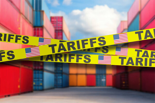 Ярко-желтые вывески с предупреждениями о тарифах занимают видное место среди пачек красочных грузовых контейнеров. Установка акцентирует внимание на регулировании торговли в условиях оживленного порта.