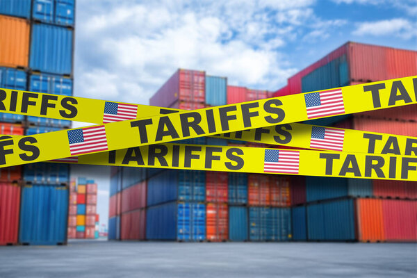 Ярко-желтые предупреждающие знаки обозначенные тарифы выделяются на фоне сложенных грузовых контейнеров в оживленном порту под голубым небом.