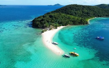 Gökyüzünden kıyı cenneti keşfedin yemyeşil palmiyeler, beyaz kumlar ve turkuaz dalgalar sizi bekliyor..