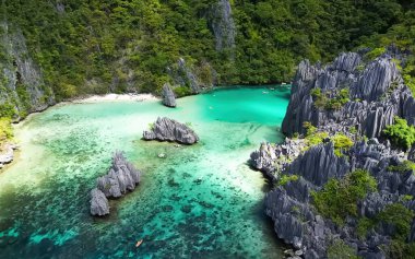 Bir plaj cennetinin manzaralı perspektifi, seyahat, doğa veya tropikal yerler için ideal.