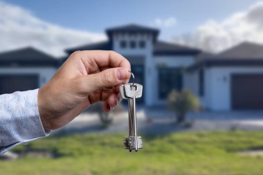Yeni evin anahtarlarına parmak üzerinde tutan adam el