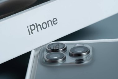 Apple iPhone 15 Pro Maksimum arka kamera modülü keskin yakın plan, en gelişmiş lens teknolojisini vurguluyor.
