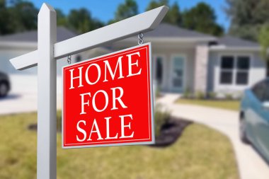 ev Satılık Emlak işareti ve güzel bir yeni ev için