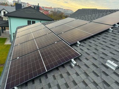 Yenilenebilir enerji elde edildi: güneş panelleri açık havada kuruldu, çevresel etki için hava görüntüsü.