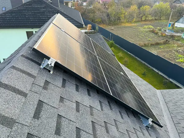 Güneş ışığı ev çatısı üzerindeki güneş pillerinden yansıyarak yenilenebilir bir kaynaktan temiz enerji üretir..