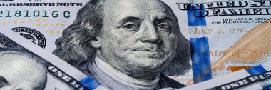 Benjamin Franklin 'in 100' lük banknottaki yakın çekimi Amerikan tarihindeki ünlü şahsiyeti vurguluyor..
