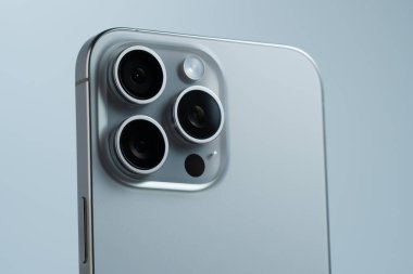 iPhone 15 Pro Maksimum kamera sistemi metalik bitiş ve hassas lens detayına sahip makro görünümü.