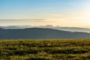 Slovakya 'daki Biele Karpaty dağlarında Çek Cumhuriyeti sınırlarına yakın Machnac Tepesi zirvesinden sabah görüntüsü