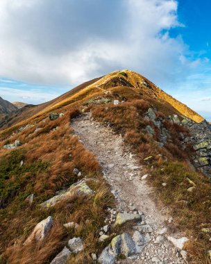 Batı Tatras dağları - Slovakya 'daki Derava tepesi - sınırlarını yürüyüş yolları ve birkaç kayayla parlatır