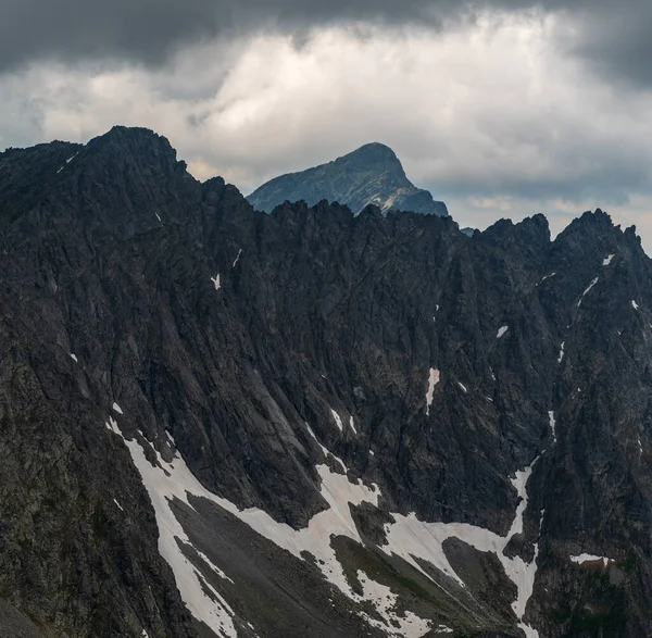 Hruby Vrch Krvan Terianska VezaスロバキアのVysoke Tatry山のコプロフスキー山の頂上からの山の峰 — ストック写真