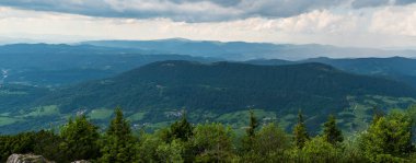 Slovakya 'daki Mala Fatra dağlarındaki Maly Rozsutec tepesinden görüntü