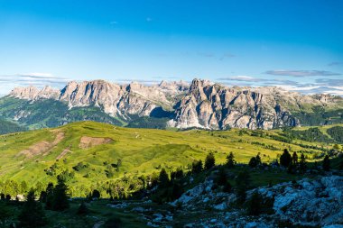 Pralongia yüksek platosunda, arka planda Bellow Setsass dağının zirvesinden gelen kayalık tepeler güzel bir yaz sabahı boyunca Dolomitlerin tepesinde.