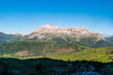 Sella dağ sırtı, en yüksek Piz Boe dağı zirvesi yaz sabahı İtalya 'da Dolomite Dağları' ndaki Setass dağ zirvesinden.