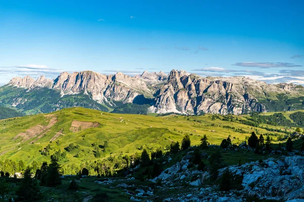 Pralongia Magas Fennsík Sziklás Csúcsok Háttérben Harsány Setsass Hegycsúcs Dolomitok — Stock Fotó