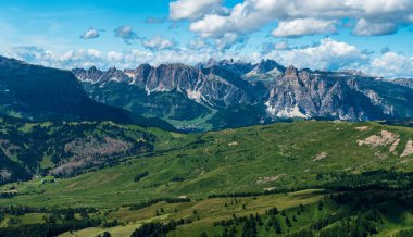 Pralongia yüksek yaylası, Badia Vadisi 'nin en yüksek kısmı ve Puez Zirvesi - Dolomitlerdeki Sief Dağı zirvesinden Odle Doğal Parkı