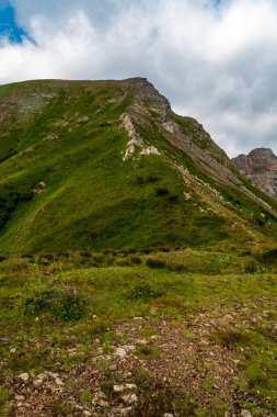 Col di Lana tepesi Dolomitlerde güzel bir yaz sabahı boyunca