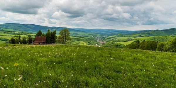 在多云的春天里 Nedasova Lhota和Navojna村与捷克共和国Bile Karpaty山区Laz山周围的山丘相望 — 图库照片