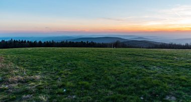 Bahar akşamları Bile Karpaty dağlarının en yüksek tepesinden - Czech 'teki Velka Javorina tepesinden - Slovakya sınırlarından