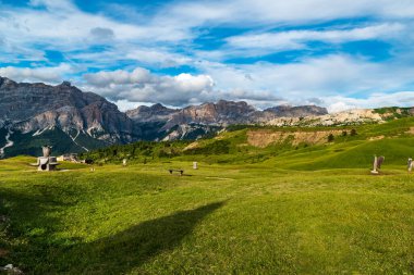 Pralongia yüksek platosunda Dolomitlerin arka planında güzel yaz akşamlarında zirveler var.