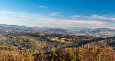Beskid dağlarının yakınındaki tepeler ve Tatra dağları arka planda Beskid Slaski dağlarındaki Cieslar tepesinden güzel bir sonbahar günü boyunca Czech sınırları.