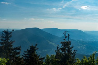 Smrk, Knehyne, Radhost ve Çek Cumhuriyeti 'nin Moravskosske Beskydy dağlarındaki Lysa Hora Tepesi zirvesinden birkaç tepe daha