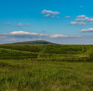 Çek Cumhuriyeti 'nin Jeseniky dağlarındaki Mravenecnik tepelerinden Dlouhe strane ve övgü dolu tepeler