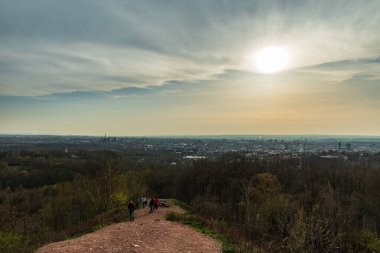 Çek Cumhuriyeti 'nin Ostrava kentindeki Halda Ema tepesinden ilkbahar günü mavi gökyüzü ve bulutlarla